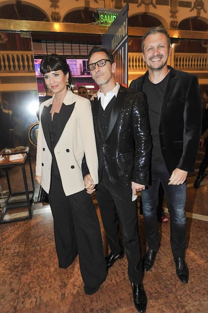 Griselda Siciliani, Carlos Casella, codirector de Pura sangre y Herve Louis Segata, del elenco del espectáculo que se estrenó en el Multitabaris Comafi