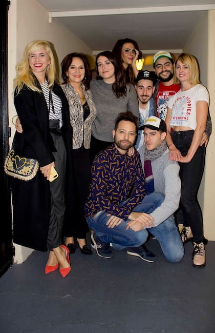 Griselda Siciliani junto a su hermana Leticia y el resto del elenco de Salvajes