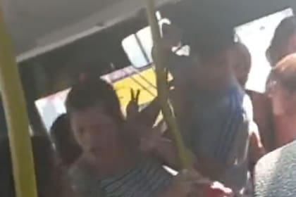 Gritos, empujones y pasajeros ahogados con gas pimienta en un colectivo