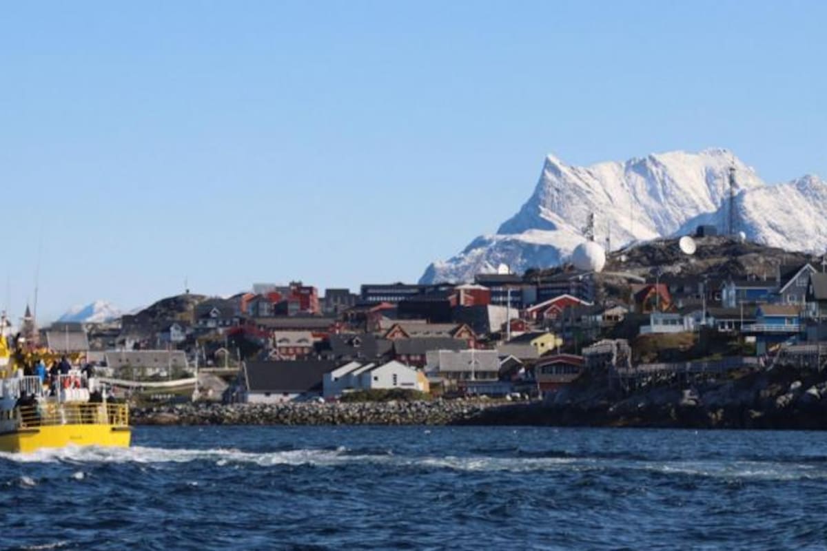 Groenlandia tiene un gobierno autónomo, pero sigue dependiendo ampliamente de subvenciones económicas de Dinamarca, país escandinavo que todavía mantiene competencias en asuntos exteriores, seguridad y política financiera en la isla.