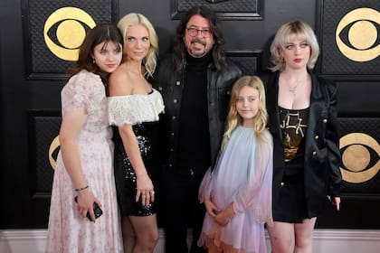 Grohl junto a su esposa, Jordy Blum, y sus tres hijas en común: Violet, Harper y Ophelia