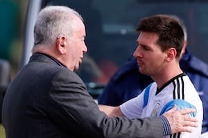 Grondona se saluda con Messi, la figura argentina