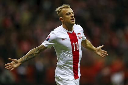Grosicki festeja uno de los ocho goles de Polonia