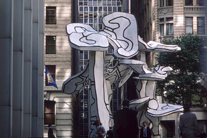 Groupe de Quartre Arbres es el nombre de esta pieza ubicada en el distrito financiero de Manhattan, Nueva York
