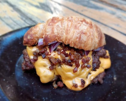 Growlers y su croissant doble cheese burger