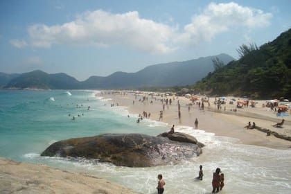 Grumari, ubicada al sur oeste de Río de Janeiro, forma parte del Parque Grumari o Parque Natural Municipal de Grumari que cuenta con más de 966 hectáreas