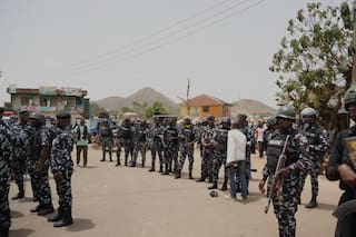Grupo armado mata a al menos 20 personas en Nigeria y causa tiroteo con la policía