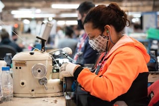 El fabricante de Nike y Adidas rearma y achica su estructura