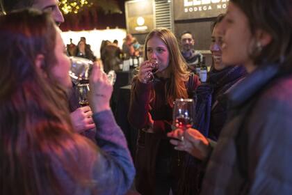 Grupo de amigas en la feria We Wine, que se realizó en La Rural