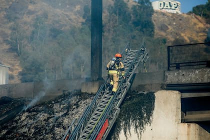 Grupo de bomberos aún trabajan en la zona del hecho