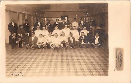 Grupo folclórico que se presentó en el hotel, fotografiado por Bonnin.