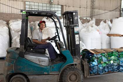 Grupo Rapet cuenta con una planta de 45 empleados que reciben 25 toneladas de botellas de plástico por día para ser recicladas