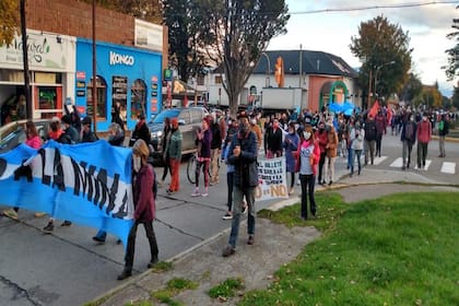 Grupos antimineros se manifestaron en Esquel sin respetar el distanciamiento social.