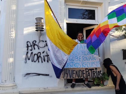 Grupos antimineros tomaron e incendiaron Casa de Gobierno en Rawson en protesta de la aprobación de la Ley de Zonificación minera.