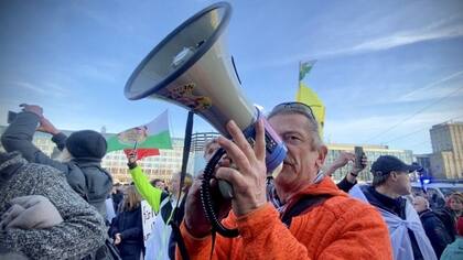 Grupos antivacuna protestan en Leipzig en contra de las restricciones que se están imponiendo para detener los contagios en el estado de Sajonia