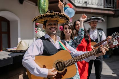 Grupos de amigos y familiares organizan fiestas con elementos relacionados a la cultura mexicana