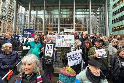 Grupos de ayuda a refugiados dicen que el gobierno de Trump intenta eludir una orden judicial