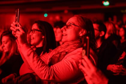 Grupos de chicas y muchos jóvenes en el gran regreso de Fabiana Cantilo al Gran Rex