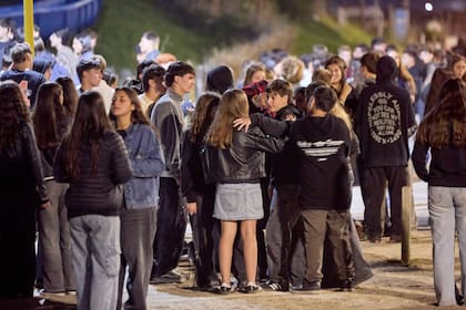 Grupos de chicos en la vía pública durante la madrugada, una postal repetida de la noche en Pinamar