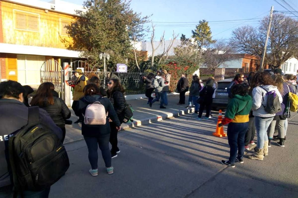 Grupos de mujeres acompañaron hoy el inicio formal de la investigación por un ataque sexual ocurrido en 2012