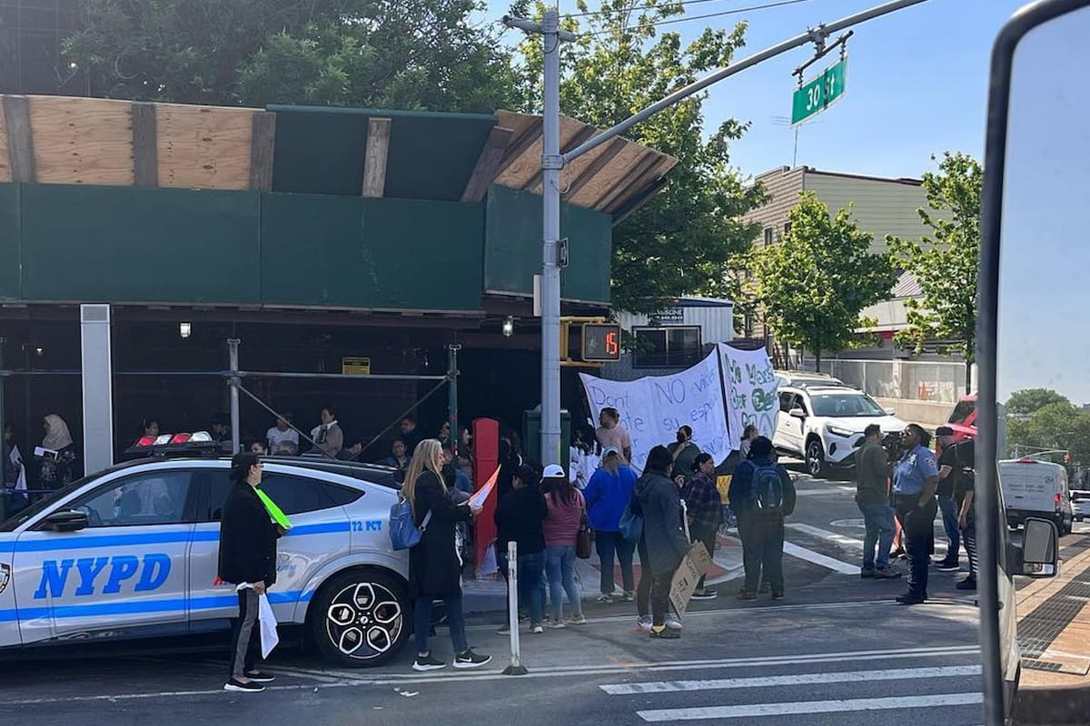 Grupos de padres de familia se manifestaron con carteles y pancartas en una de las escuelas involucradas en la medida que designa los gimnasios como refugios para asilados