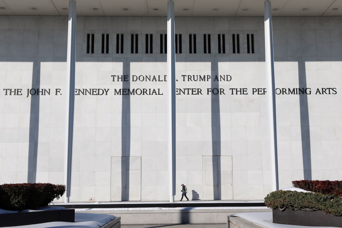 Grupos de preservación histórica demandan a Trump para frenar cambios en el Kennedy Center