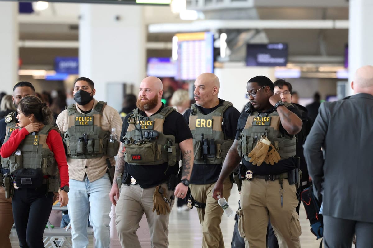 Grupos de tres a cinco agentes del Servicio de Inmigración y Control de Aduanas (ICE) comenzaron a patrullar las áreas de embarque del Aeropuerto Internacional Southwest Florida