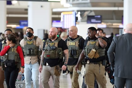 Grupos de tres a cinco agentes del Servicio de Inmigración y Control de Aduanas (ICE) comenzaron a patrullar las áreas de embarque del Aeropuerto Internacional Southwest Florida