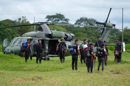 Grupos indígenas y militares trabajaron en conjunto para hallar a los cuatro niños perdidos, a pesar de que existió disparidad entre sus métodos de búsqueda (AP Foto/Fernando Vergara)