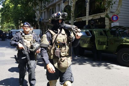Grupos tácticos de la Policía Federal durante el simulacro de toma de rehenes en la embajada de Israel