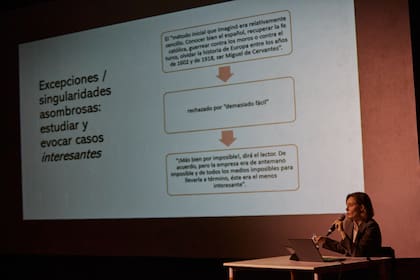Grzesiak:, en plena conferencia "Borges y la patafísica"