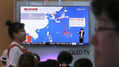 Una imagen con el supuesto alcance de los misiles norcoreanos hasta la isla de Guam, en un anuncio del gobierno norcoreano (Archivo)
