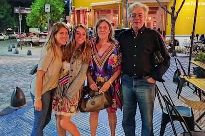 Guada, junto a su familia en Argentina.