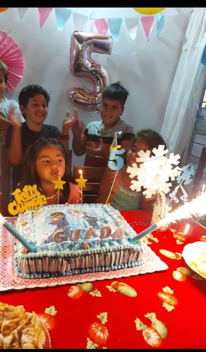 Guada soplando las velitas el día de su cumpleaños número 5. Fue el último que festejó en familia.