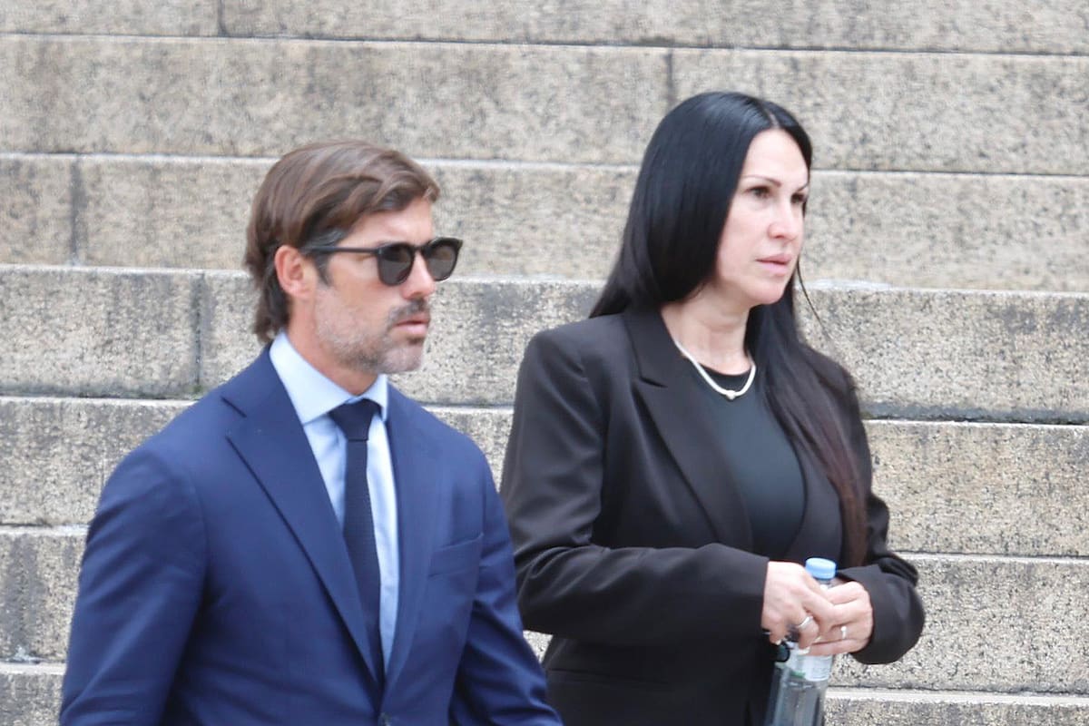 Guadalupe Ariana Muñoz, la mujer de Miguel Calvete, al salir de Comodoro Py tras ser indagada por los presuntos sobornos en la Andis