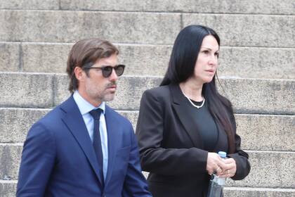 Guadalupe Ariana Muñoz, la mujer de Miguel Calvete, al salir de Comodoro Py tras ser indagada por los presuntos sobornos en la Andis