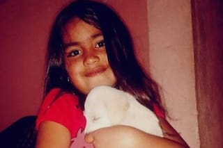 Indignación de la madre de una niña desaparecida al ver el cartel de un político frente a su casa