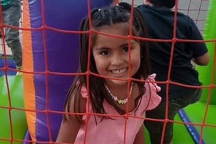 La niña vestía una campera negra con capucha, buzo rosa y botas negras al momento de su desaparición