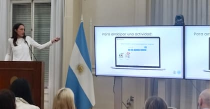 Guadalupe explicando cómo funciona la plataforma ante un grupo de legisladores