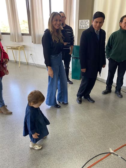 Guadalupe Morales acompañó a su papá, Gerardo Morales, junto a su mamá Tulia Snopek, quien la amamantó durante la conferencia de prensa