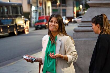 Guadalupe Tagliaferri del Pro, saliendo del Senado