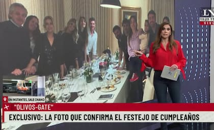 La periodista Guadalupe Vazquez al mostrar la foto que confirmó el festejo en Olivos cuando regía un estricto aislamiento obligatorio en todo el país