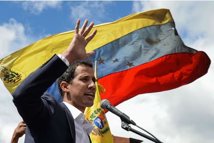 El dirigente opositor y líder de la Asamblea Nacional que ayer juró como "presidente encargado" admitió en una entrevista con Univisión que no se puede descartar una amnistía para Maduro