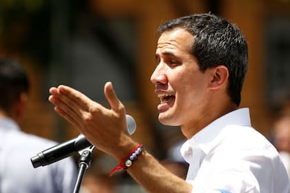 Guaidó en un acto con voluntarios en Caracas arengando para la ayuda humanitaria entre el 23 de febrero