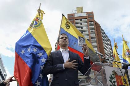 Guaidó juró ayer como "presidente encargado" ante miles de personas en Caracas