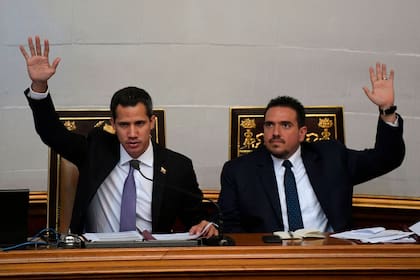 Guaidó preside una sesión del Parlamento