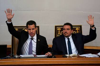 Guaidó preside una sesión del Parlamento