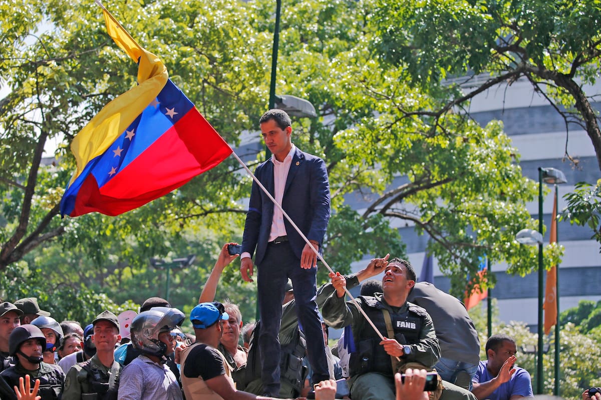 Guaidó rodeado de sus seguidores