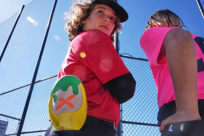 Guantes para deslizarse se popularizan en el béisbol, aunque en ligas juveniles no son tan útiles