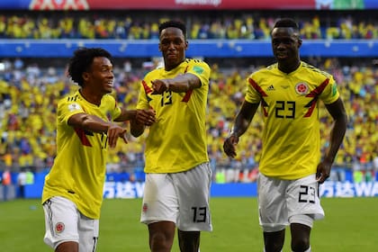 Guardado y Davinson Sánchez rodean a Yerry Mina, autor del gol para el triunfo colombiano sobre Senegal